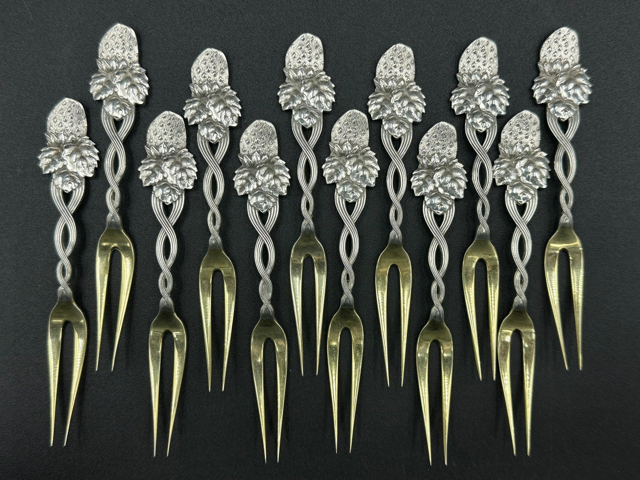 Tiffany 純銀　ストロベリー　フルーツフォーク Tiffany 純銀 ストロベリー フルーツフォーク - メルカリ